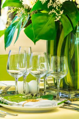 Lüks düğün partisi yemek masası ayarı konsepti.