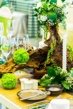 Lüks düğün partisi yemek masası ayarı konsepti.