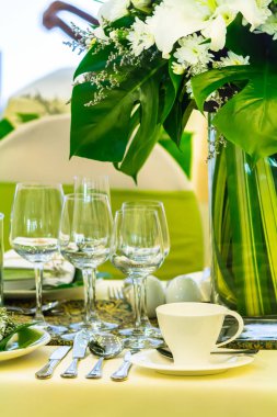 Lüks düğün partisi yemek masası ayarı konsepti.