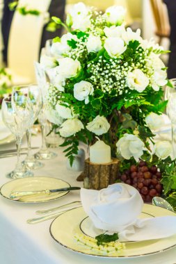 Lüks düğün partisi yemek masası ayarı konsepti.