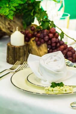 Lüks düğün partisi yemek masası ayarı konsepti.