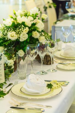 Lüks düğün partisi yemek masası ayarı konsepti.