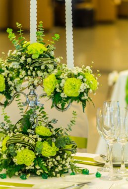 Lüks düğün partisi yemek masası ayarı konsepti.