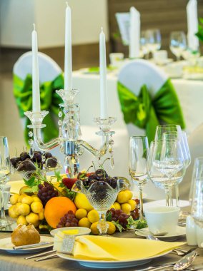 Lüks düğün partisi yemek masası ayarı konsepti.