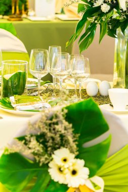 Lüks düğün partisi yemek masası ayarı konsepti.