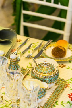 Lüks düğün partisi yemek masası ayarı konsepti.