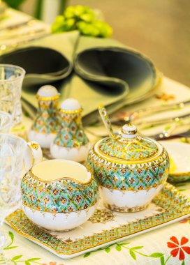 Lüks düğün partisi yemek masası ayarı konsepti.