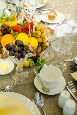 Lüks düğün partisi yemek masası ayarı konsepti.