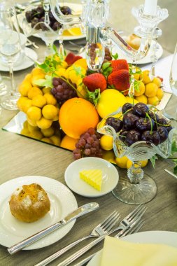 Lüks düğün partisi yemek masası ayarı konsepti.