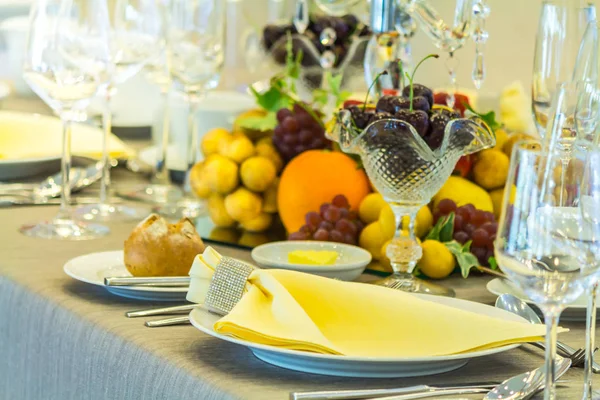 Luxus lakodalom vacsora asztal beállítás koncepció. — Stock Fotó
