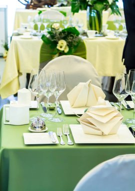 Lüks düğün partisi yemek masası ayarı konsepti.