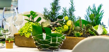 Lüks düğün partisi yemek masası ayarı konsepti.