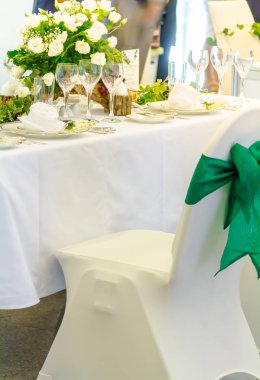 Lüks düğün partisi yemek masası ayarı konsepti.