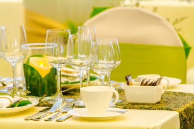 Lüks düğün partisi yemek masası ayarı konsepti.