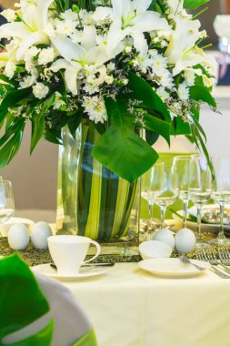 Lüks düğün partisi yemek masası ayarı konsepti.