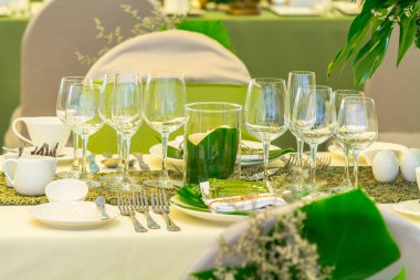 Lüks düğün partisi yemek masası ayarı konsepti.