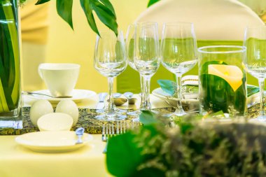 Lüks düğün partisi yemek masası ayarı konsepti.