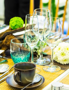 Lüks düğün partisi yemek masası ayarı konsepti.