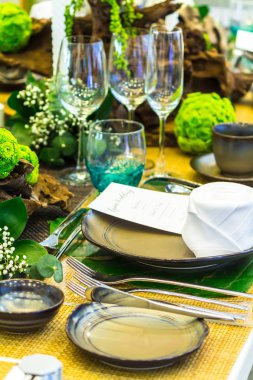 Lüks düğün partisi yemek masası ayarı konsepti.