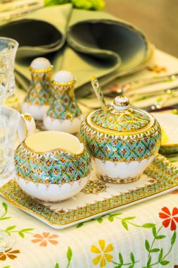 Lüks düğün partisi yemek masası ayarı konsepti.