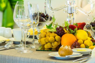 Lüks düğün partisi yemek masası ayarı konsepti.