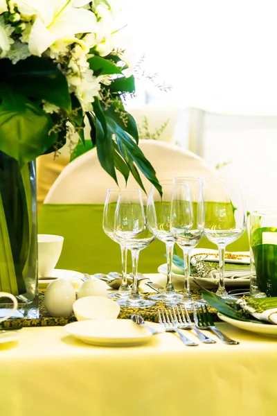 Luxus lakodalom vacsora asztal beállítás koncepció. — Stock Fotó