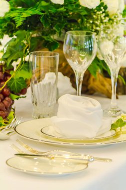 Lüks düğün partisi yemek masası ayarı konsepti.