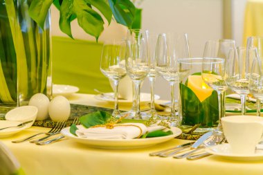 Lüks düğün partisi yemek masası ayarı konsepti.