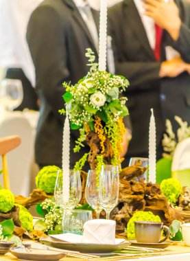 Lüks düğün partisi yemek masası ayarı konsepti.