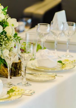 Lüks düğün partisi yemek masası ayarı konsepti.