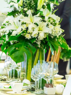 Lüks düğün partisi yemek masası ayarı konsepti.