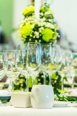 Lüks düğün partisi yemek masası ayarı konsepti.