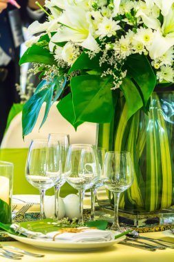 Lüks düğün partisi yemek masası ayarı konsepti.