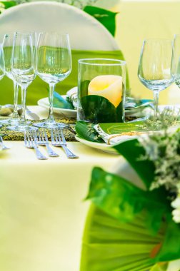 Lüks düğün partisi yemek masası ayarı konsepti.