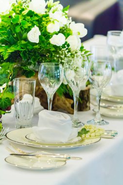 Lüks düğün partisi yemek masası ayarı konsepti.