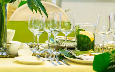 Lüks düğün partisi yemek masası ayarı konsepti.