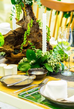 Lüks düğün partisi yemek masası ayarı konsepti.