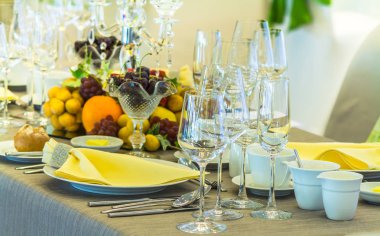 Lüks düğün partisi yemek masası ayarı konsepti.