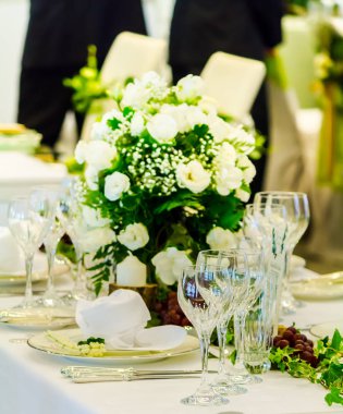 Lüks Noel partisi yemek masası ayarı konsepti.