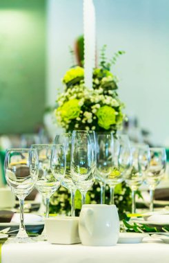 Lüks Noel partisi yemek masası ayarı konsepti.