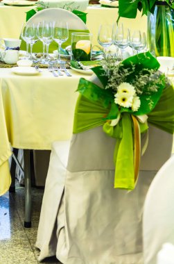 Lüks düğün partisi yemek masası ayarı konsepti.