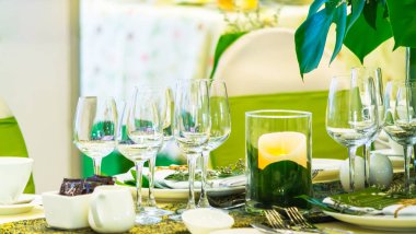 Lüks düğün partisi yemek masası ayarı konsepti.