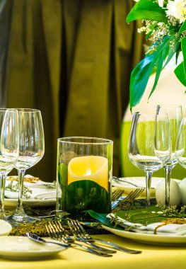 Lüks Noel partisi yemek masası ayarı konsepti.