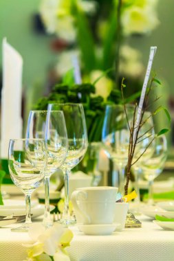 Lüks düğün partisi yemek masası ayarı konsepti.