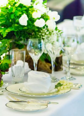 Lüks düğün partisi yemek masası ayarı konsepti.