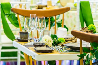 Lüks düğün partisi yemek masası ayarı konsepti.