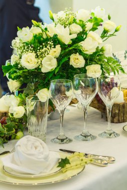 Lüks düğün partisi yemek masası ayarı konsepti.