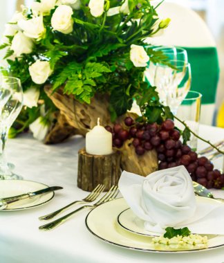 Lüks düğün partisi yemek masası ayarı konsepti.