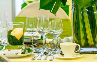 Lüks düğün partisi yemek masası ayarı konsepti.