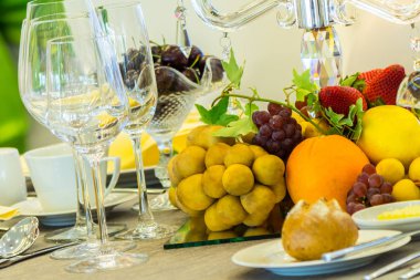 Lüks düğün partisi yemek masası ayarı konsepti.